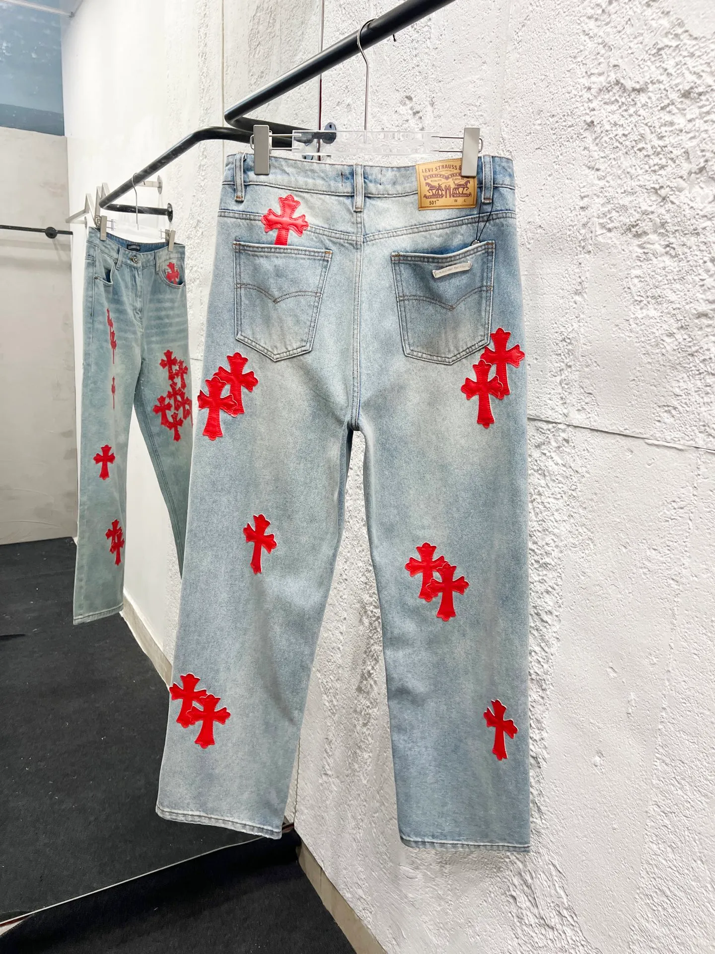 P260 Style number: H853 Chrome hearts & Chrome hearts 25ss red cross patch leather jeans Chrome hearts’ logging pants are here! ! ! CH Croix Heart Double Knee Cross Patch Leather Bo1 Style Logging Pants Straight-leg Work Pants B136 Croix Heart Cross Sanskrit Overalls Price 24W Level, patchwork cross pattern embellishment, high-waisted washed jeans! ! Absolutely high-end luxury products, 1.9W level god-level single products, super popular products, made by top heavy industry, not to be missed. About Zangyin, this is an extremely luxurious fashion brand, which can also be called the nobles of the high street. It has always been an exclusive brand of some hipsters or rich second generation. Compared with ordinary high streets, it is more luxurious and noble. Compared with luxury brands, it has a more fashionable personality and has always been a brand that I have a special liking for. Imported yarn is custom-woven into high-density twill canvas, which ensures a crisp silhouette while also making the fabric feel very delicate. It follows the B01 classic silhouette, with a crisp and stylish upper body. The ready-made garments are stone-ground and fermented and washed, so they can be matched with any style. Buttons and brushed zinc are washed with genuine YKK retro metal products. Double-layered canvas on the front. Perfect details. All hardware is perfect. Size: 30-32-34-36 Color: blue pants and red leather